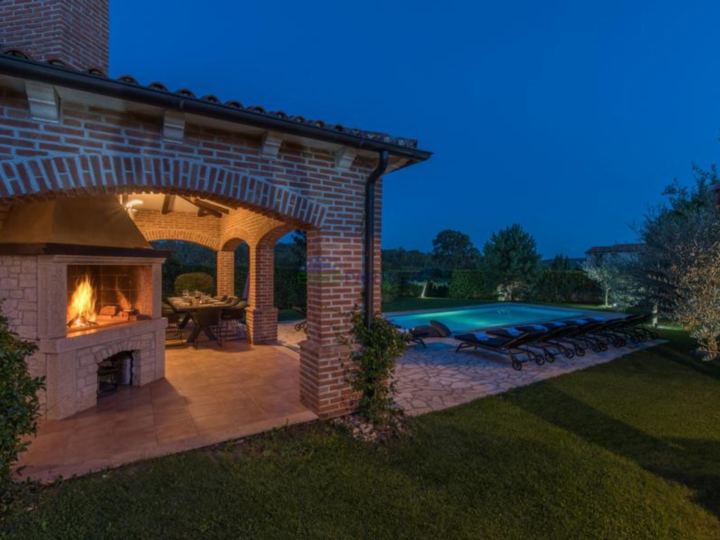 Prekrasna kamena vila sa bazenom i velikim vrtom