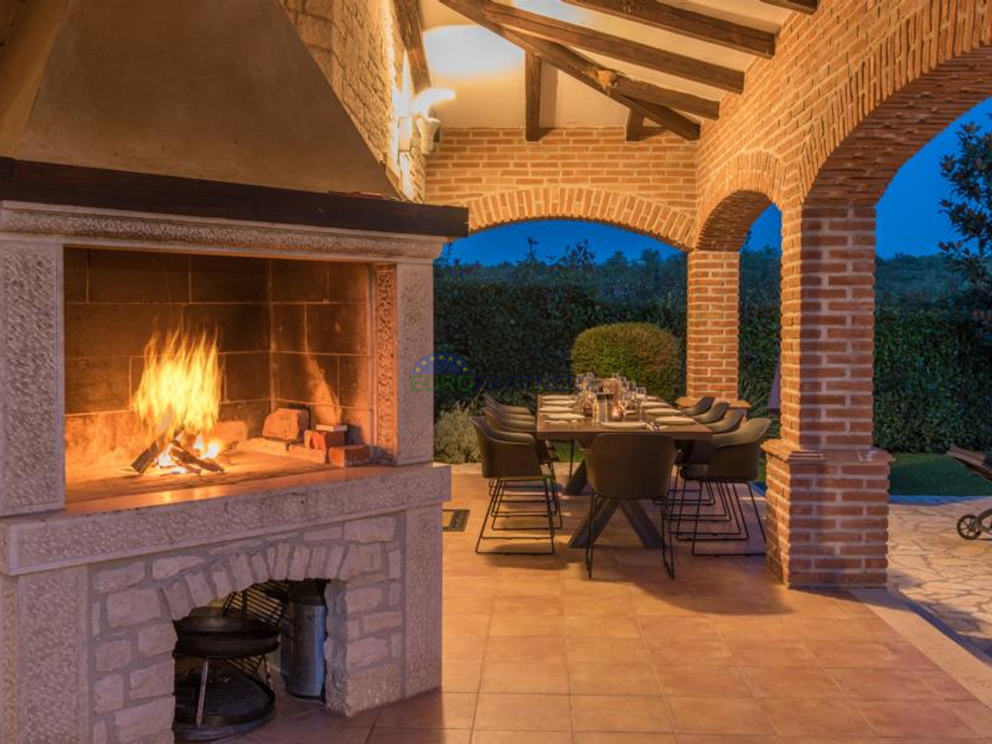 Prekrasna kamena vila sa bazenom i velikim vrtom