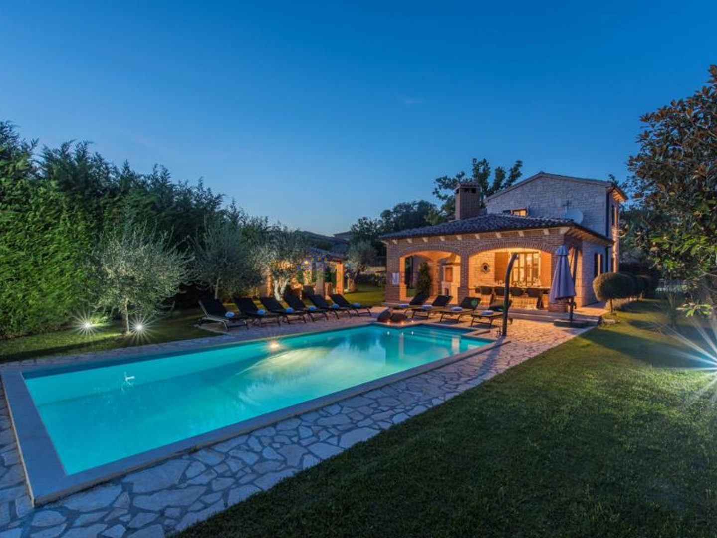 Prekrasna kamena vila sa bazenom i velikim vrtom