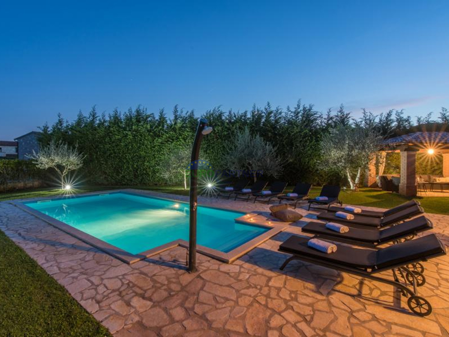 Prekrasna kamena vila sa bazenom i velikim vrtom