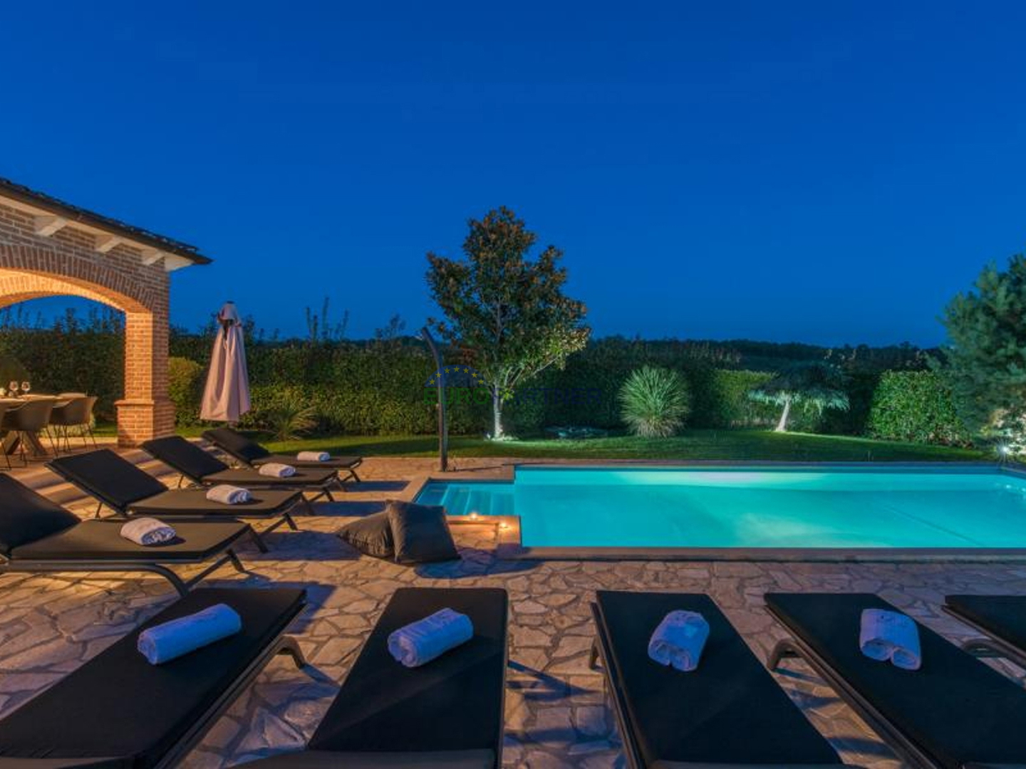 Prekrasna kamena vila sa bazenom i velikim vrtom