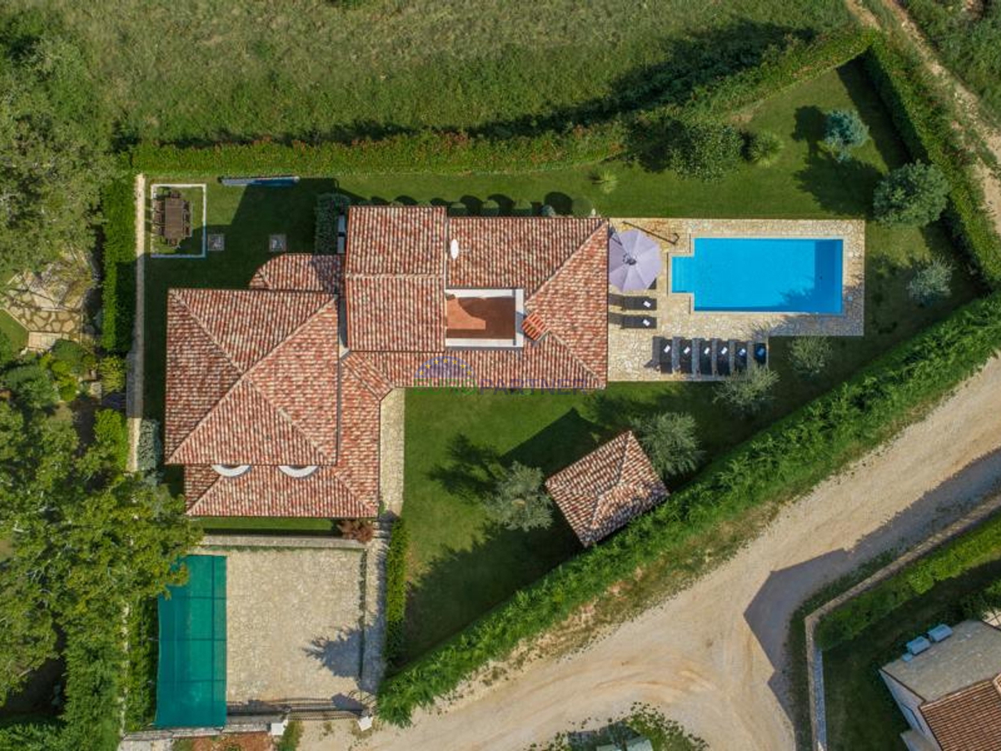 Prekrasna kamena vila sa bazenom i velikim vrtom