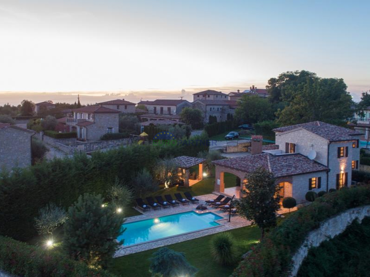 Prekrasna kamena vila sa bazenom i velikim vrtom