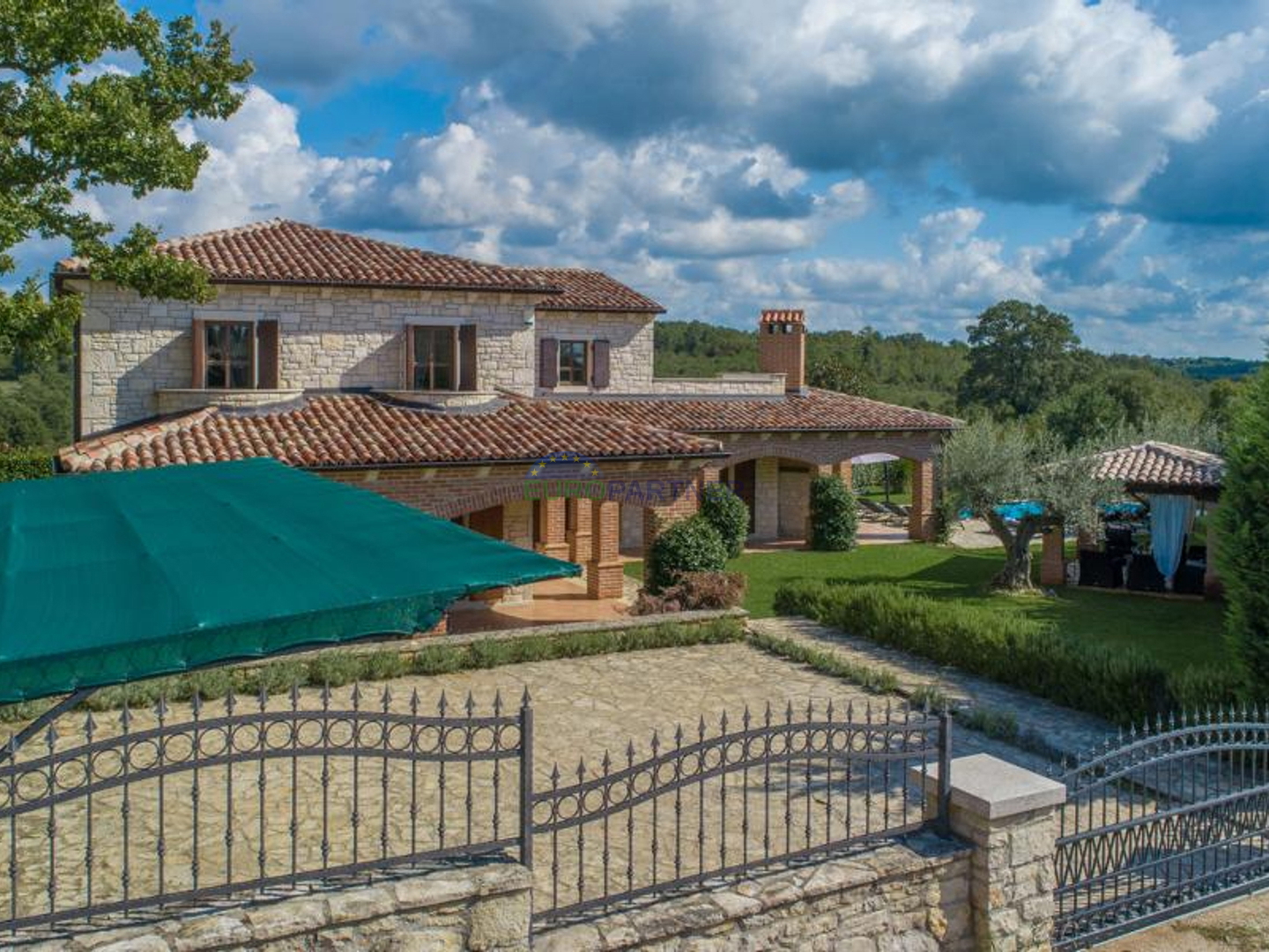 Prekrasna kamena vila sa bazenom i velikim vrtom