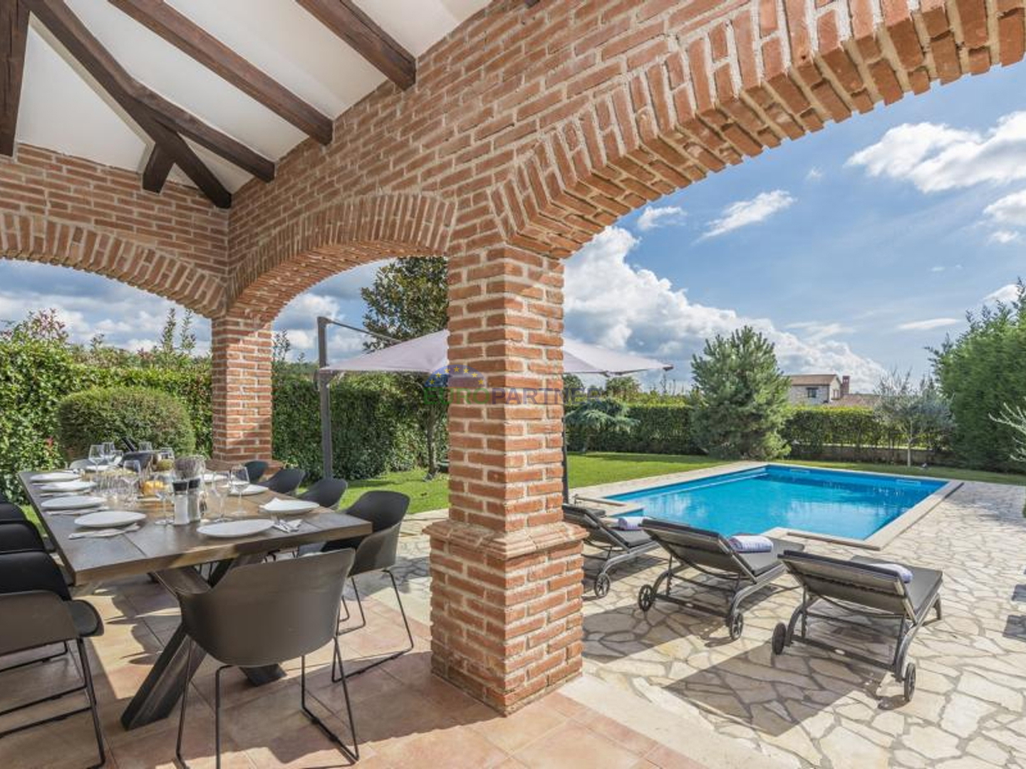 Prekrasna kamena vila sa bazenom i velikim vrtom