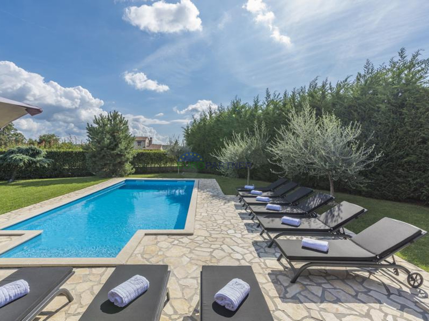 Prekrasna kamena vila sa bazenom i velikim vrtom