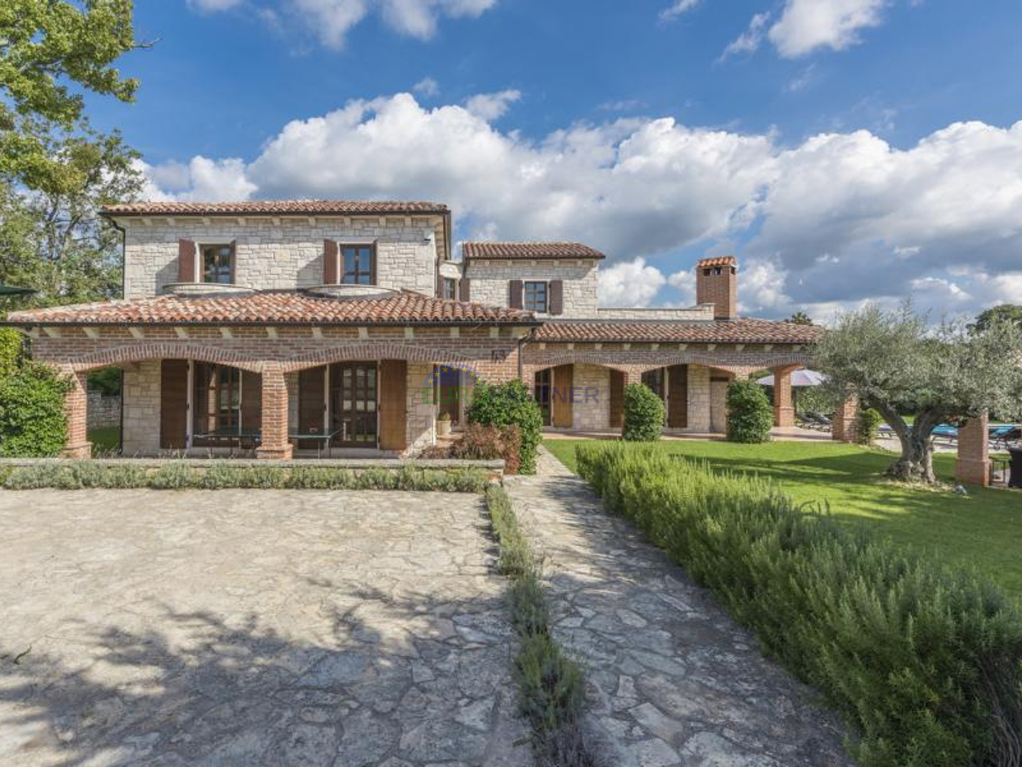 Prekrasna kamena vila sa bazenom i velikim vrtom