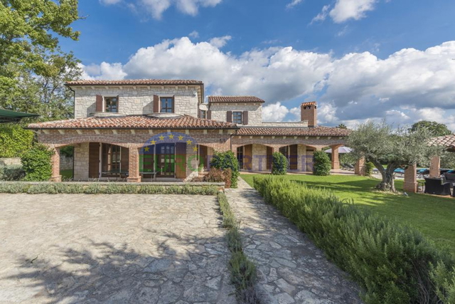 Prekrasna kamena vila sa bazenom i velikim vrtom