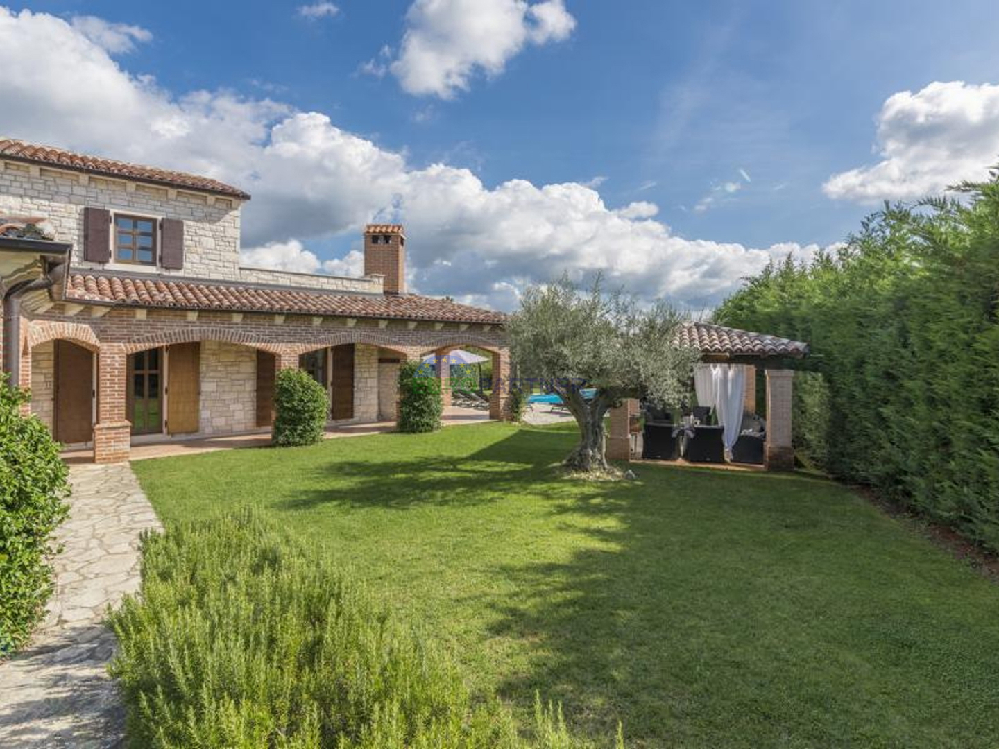 Prekrasna kamena vila sa bazenom i velikim vrtom