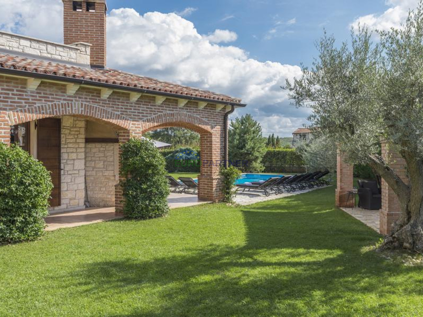 Prekrasna kamena vila sa bazenom i velikim vrtom