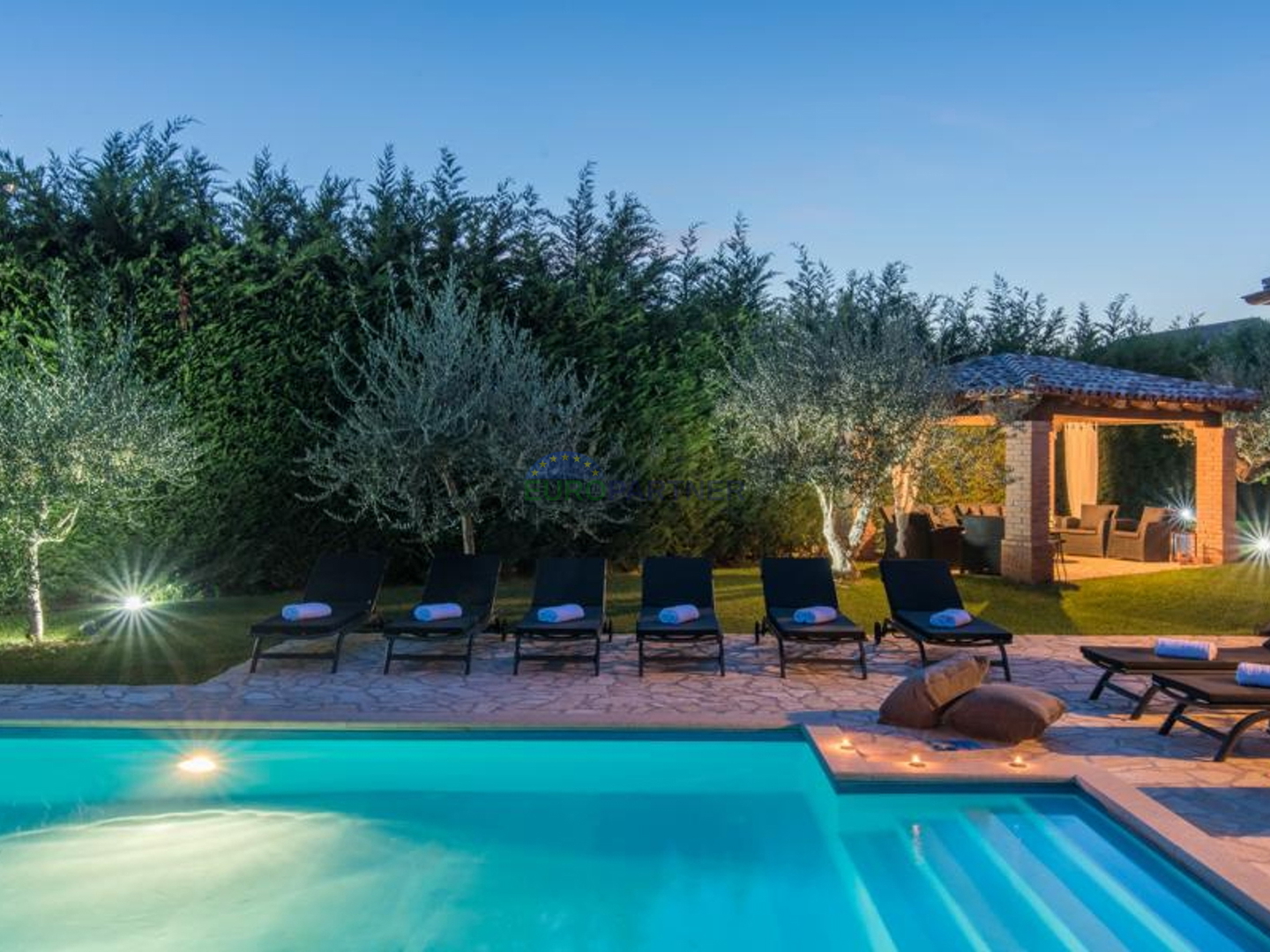 Prekrasna kamena vila sa bazenom i velikim vrtom