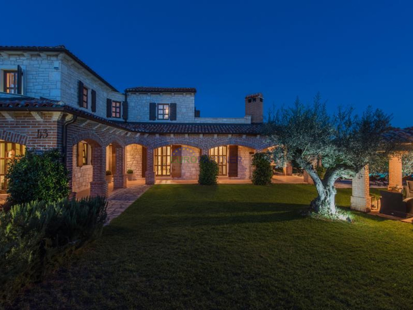 Prekrasna kamena vila sa bazenom i velikim vrtom