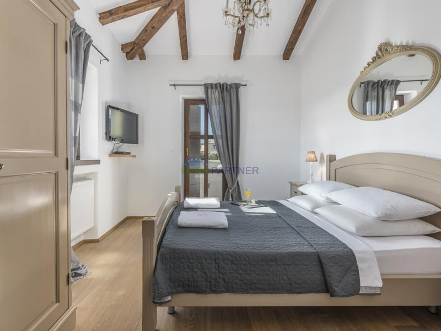 Prekrasna kamena vila sa bazenom i velikim vrtom