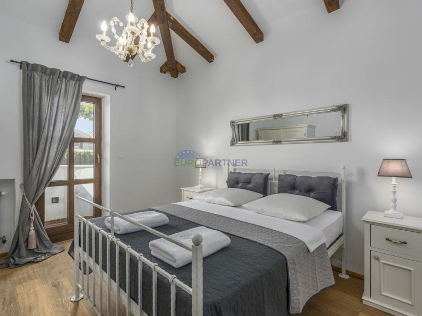 Prekrasna kamena vila sa bazenom i velikim vrtom