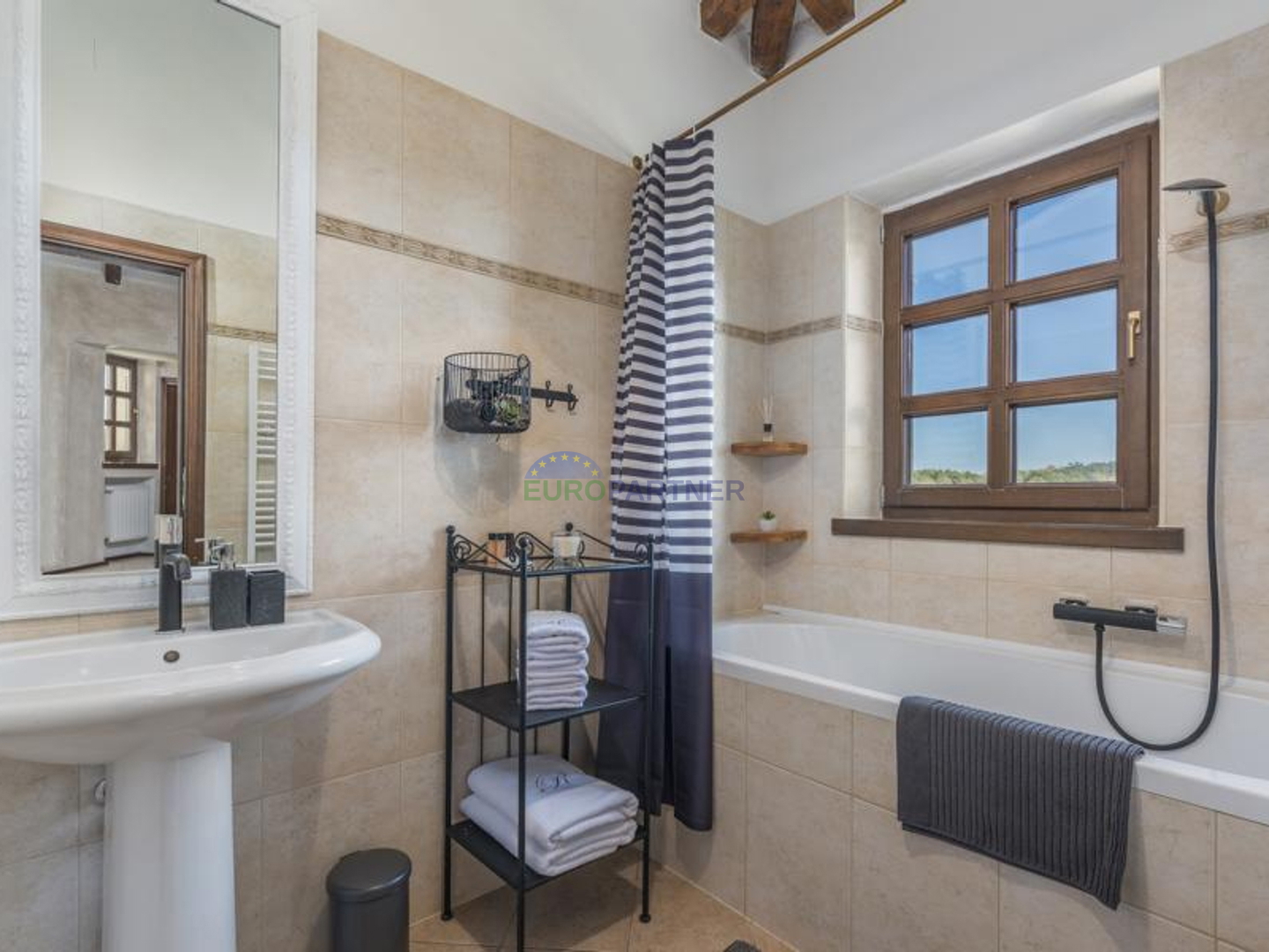 Prekrasna kamena vila sa bazenom i velikim vrtom