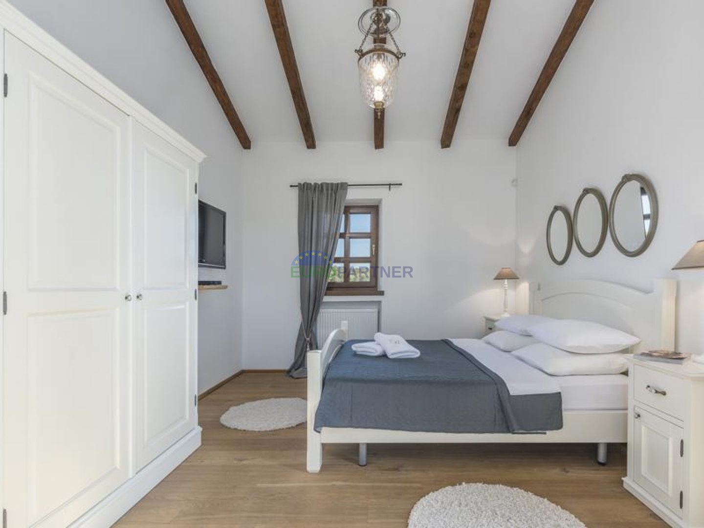 Prekrasna kamena vila sa bazenom i velikim vrtom