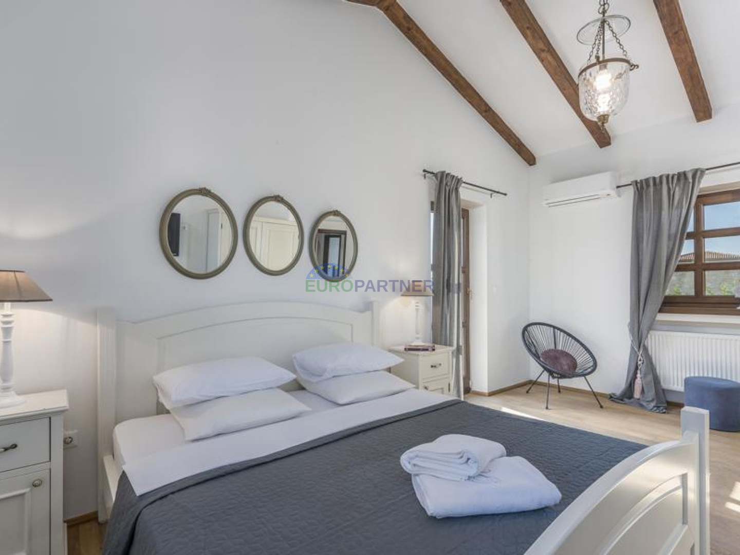 Prekrasna kamena vila sa bazenom i velikim vrtom