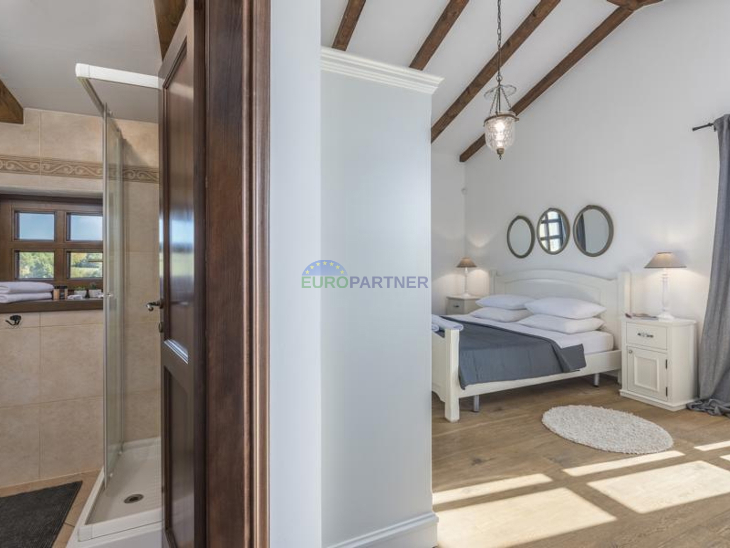 Prekrasna kamena vila sa bazenom i velikim vrtom