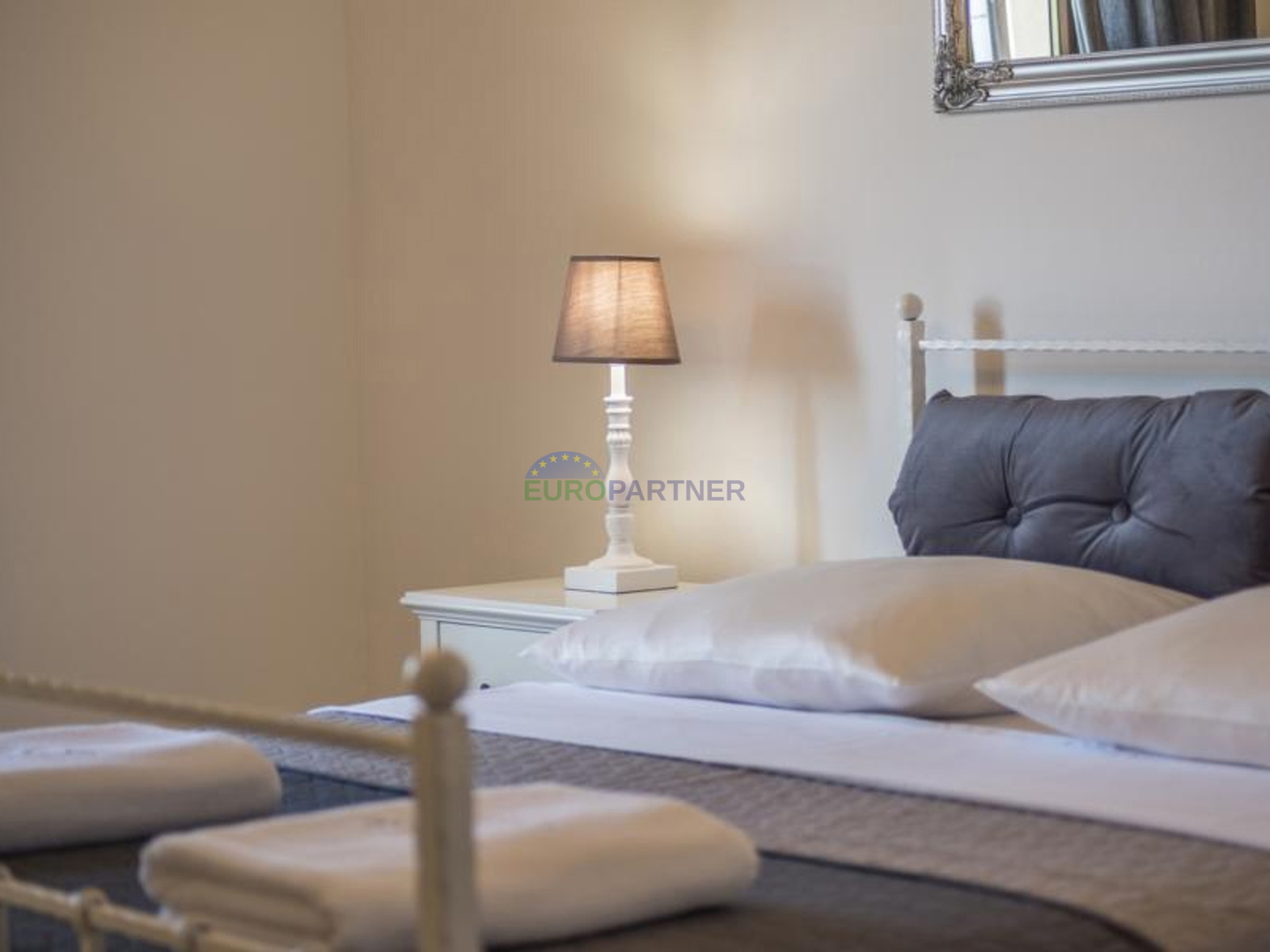 Prekrasna kamena vila sa bazenom i velikim vrtom