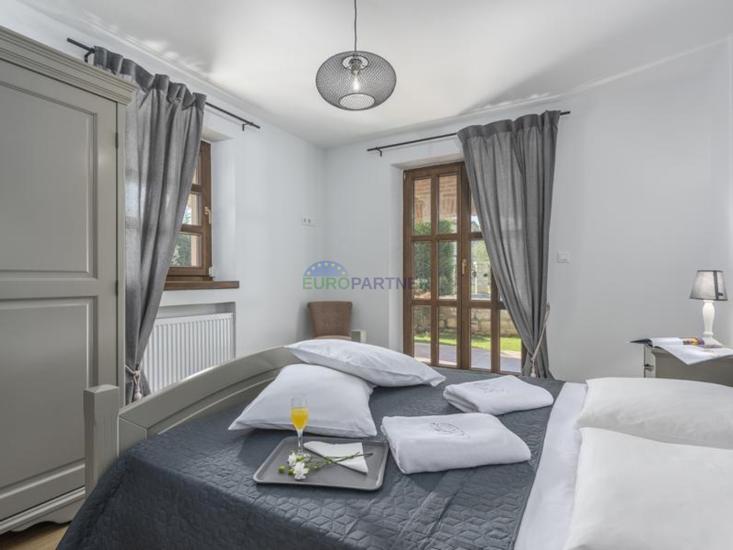 Prekrasna kamena vila sa bazenom i velikim vrtom