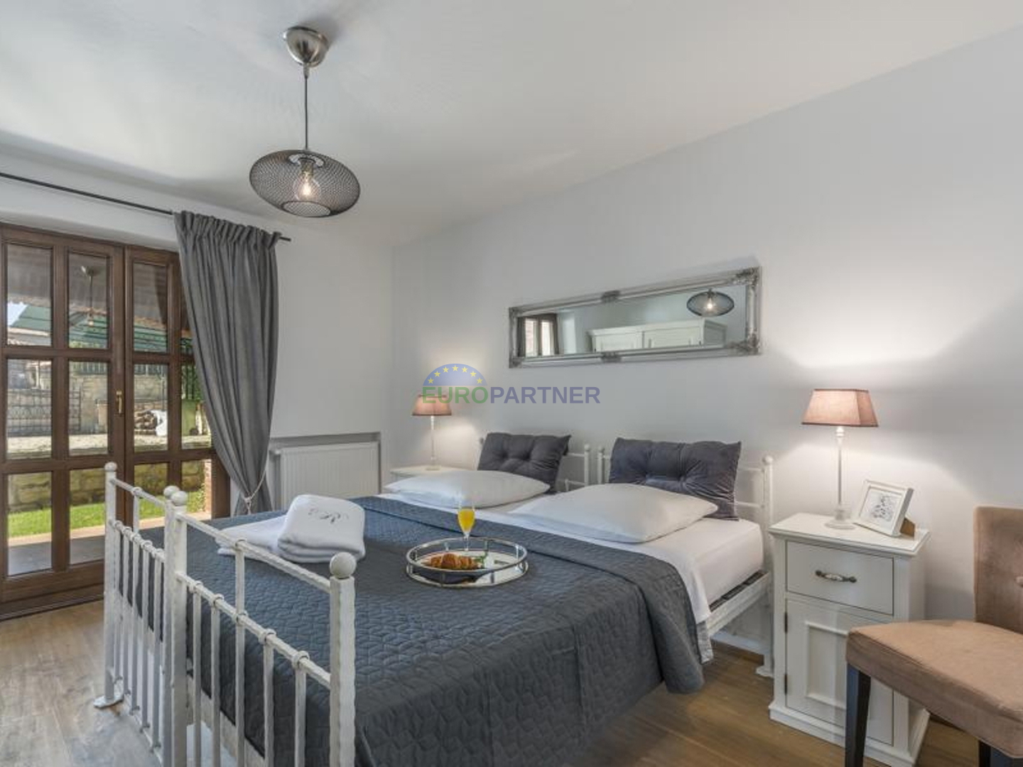 Prekrasna kamena vila sa bazenom i velikim vrtom