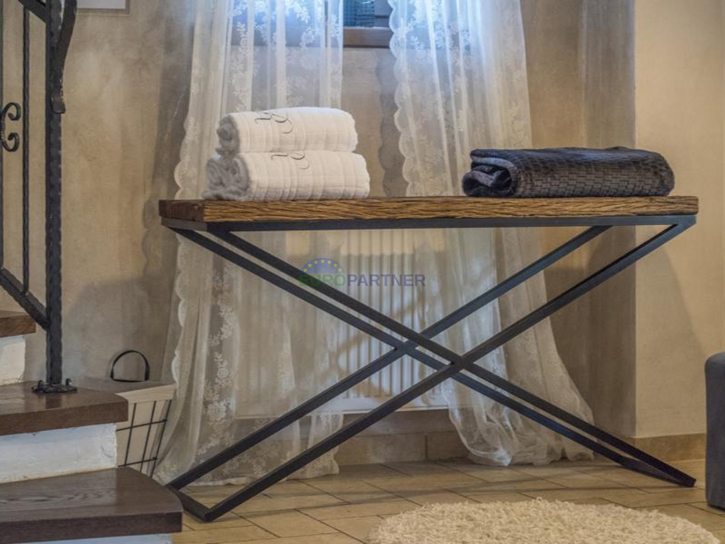 Prekrasna kamena vila sa bazenom i velikim vrtom