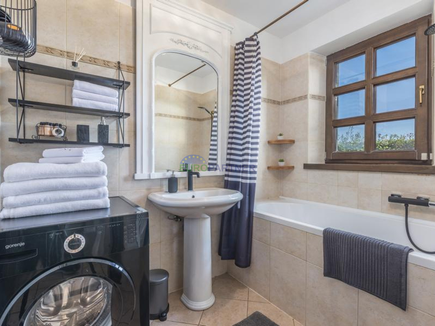 Prekrasna kamena vila sa bazenom i velikim vrtom