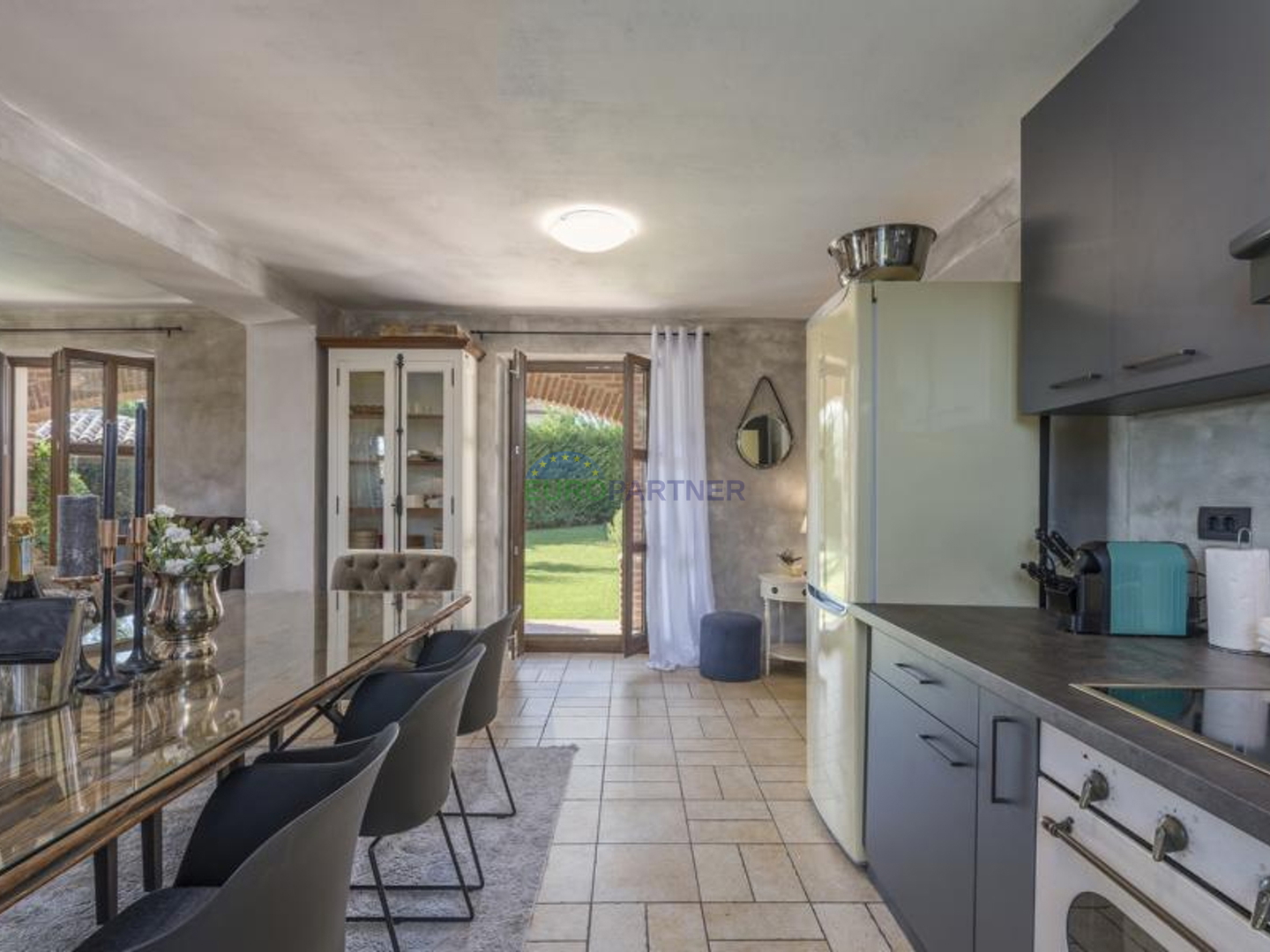 Prekrasna kamena vila sa bazenom i velikim vrtom