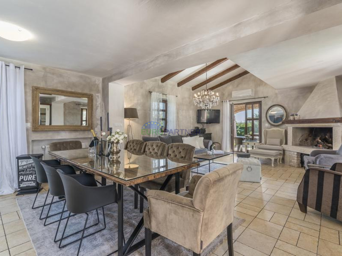 Prekrasna kamena vila sa bazenom i velikim vrtom