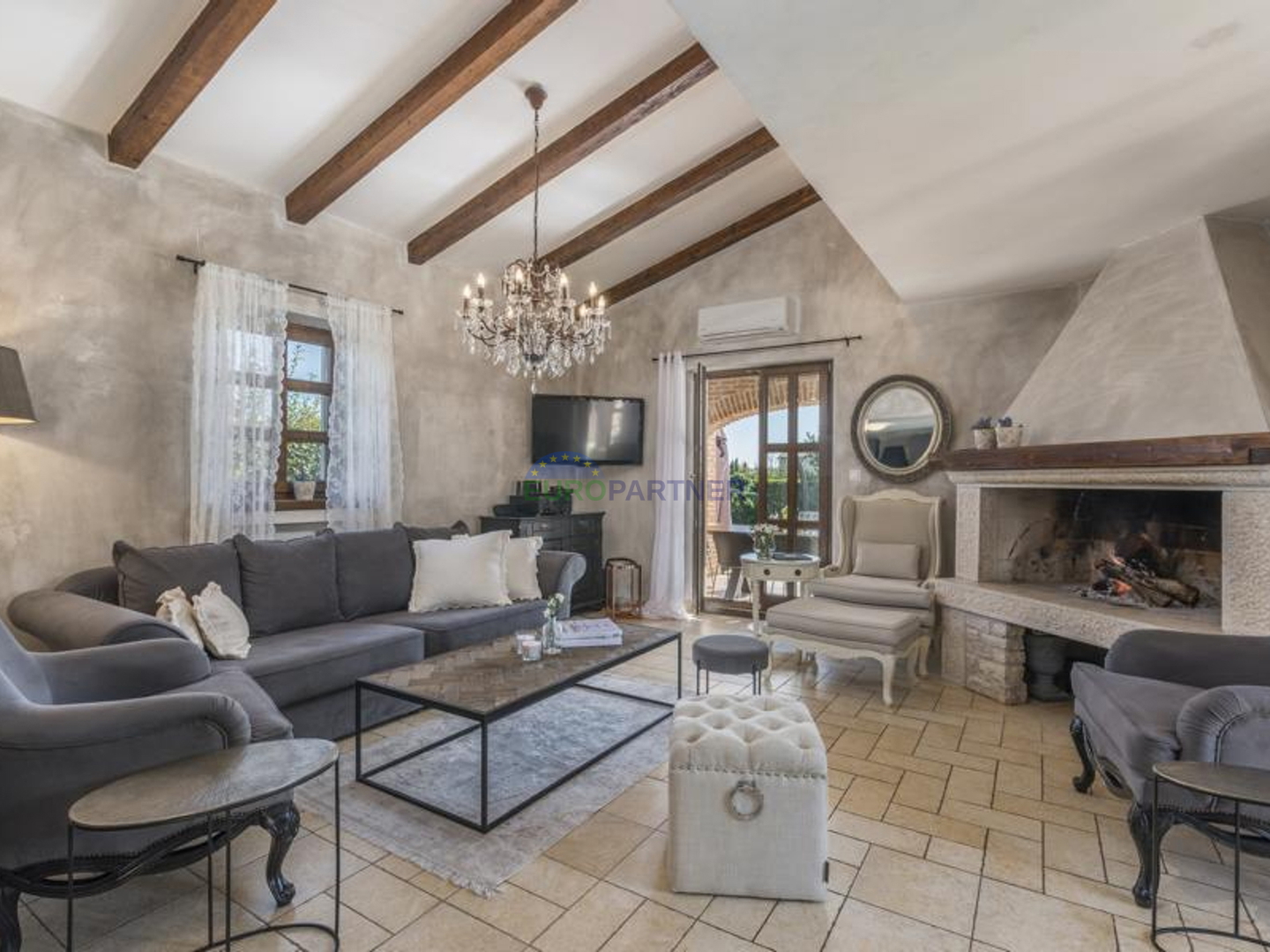 Prekrasna kamena vila sa bazenom i velikim vrtom