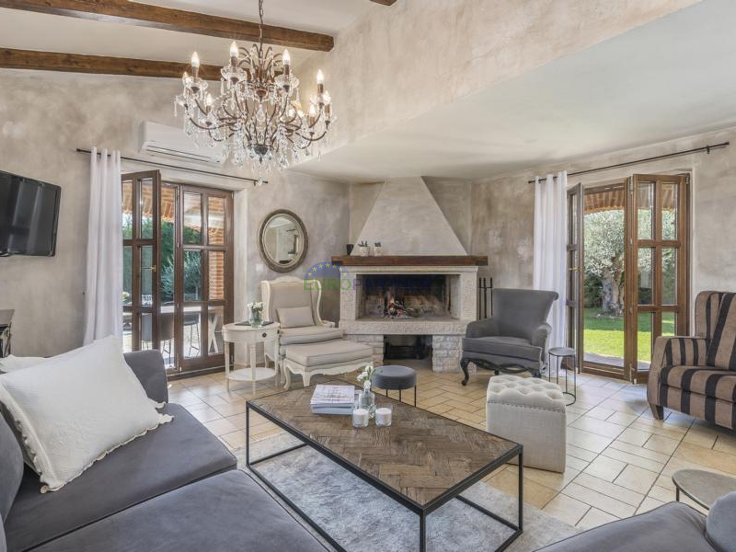 Prekrasna kamena vila sa bazenom i velikim vrtom