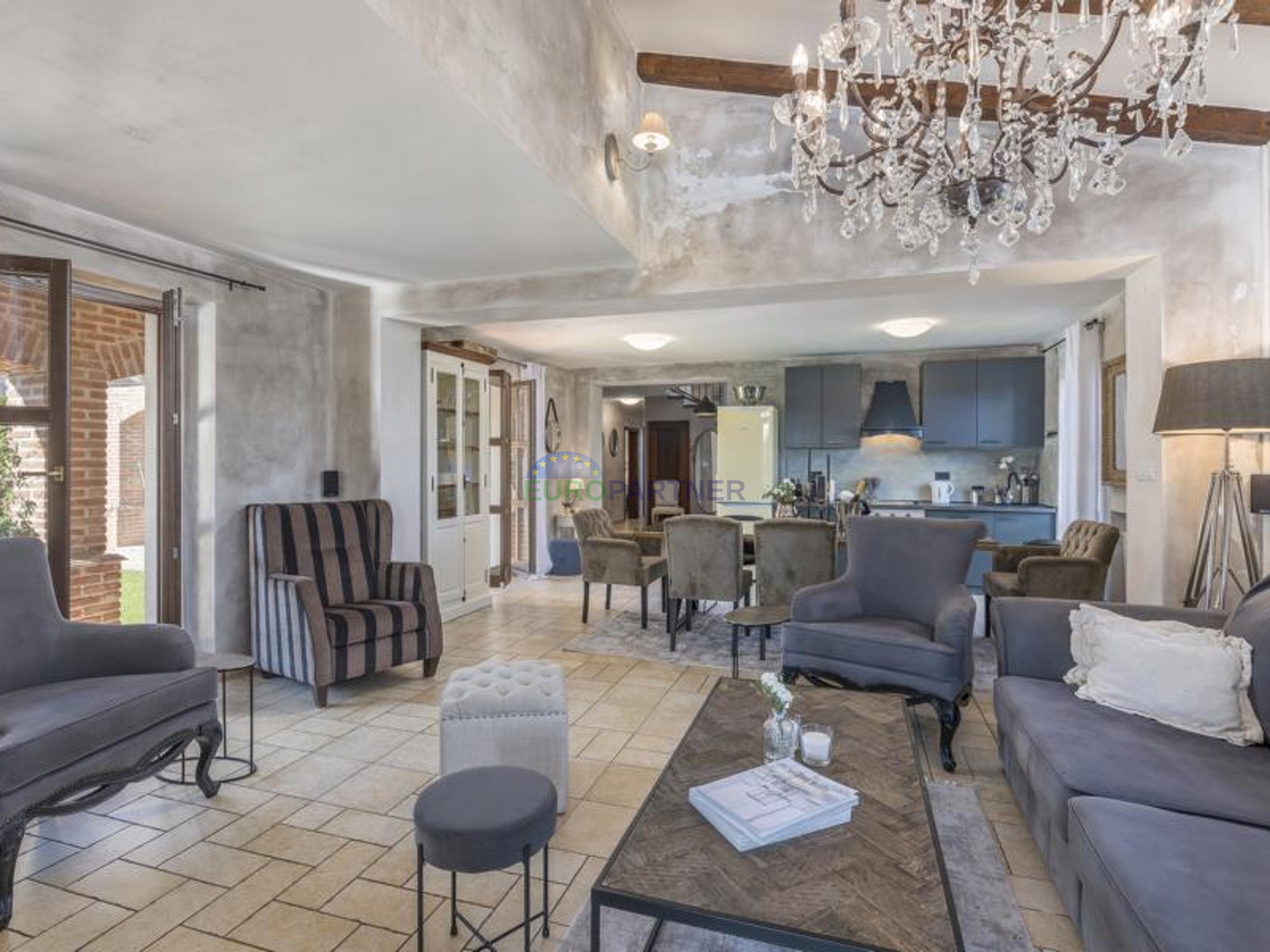 Prekrasna kamena vila sa bazenom i velikim vrtom