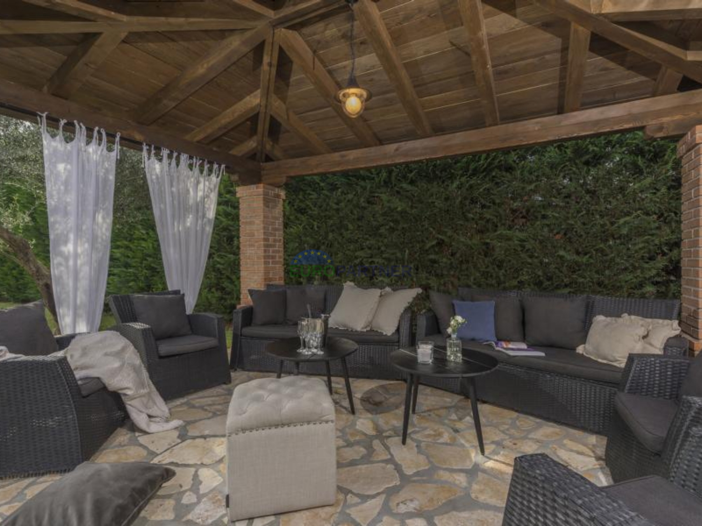 Prekrasna kamena vila sa bazenom i velikim vrtom