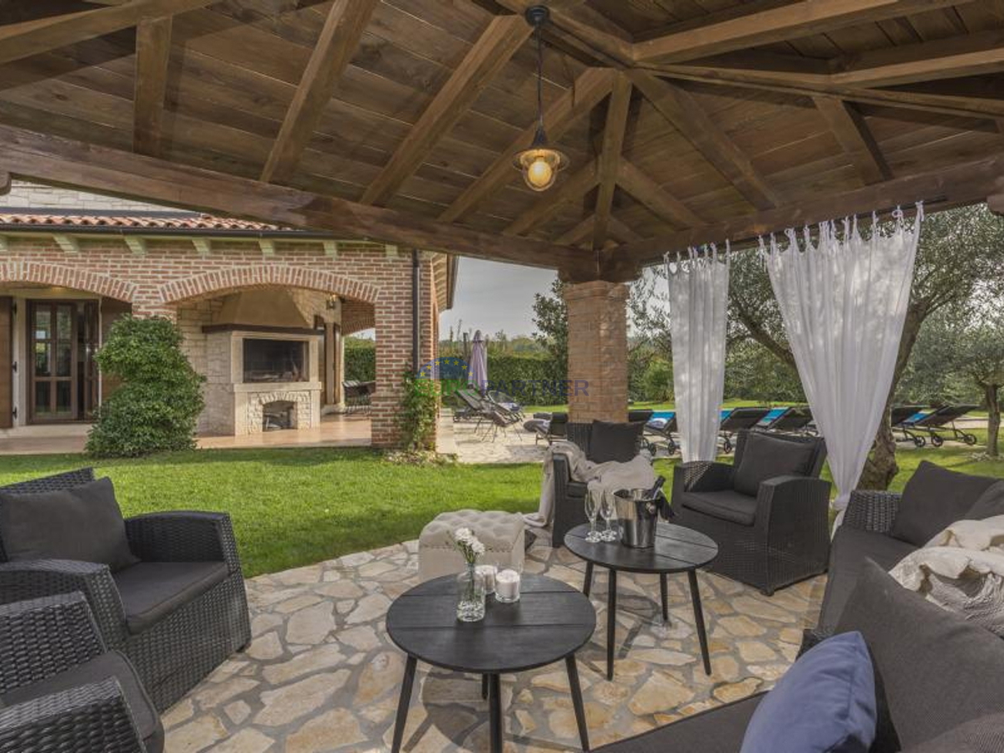 Prekrasna kamena vila sa bazenom i velikim vrtom