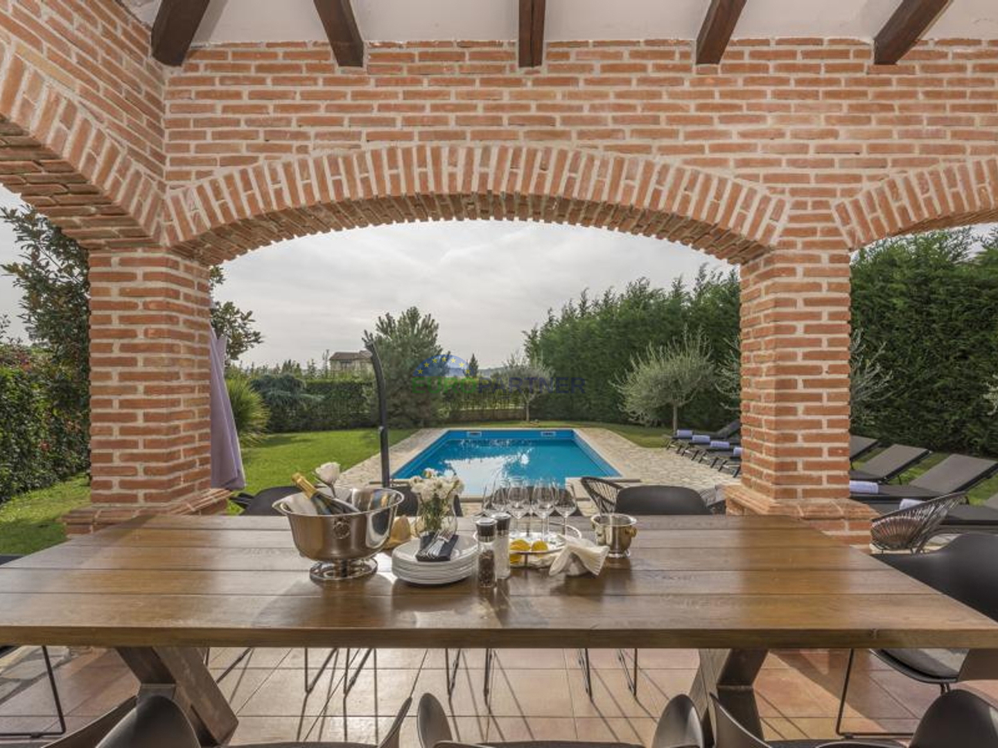 Prekrasna kamena vila sa bazenom i velikim vrtom