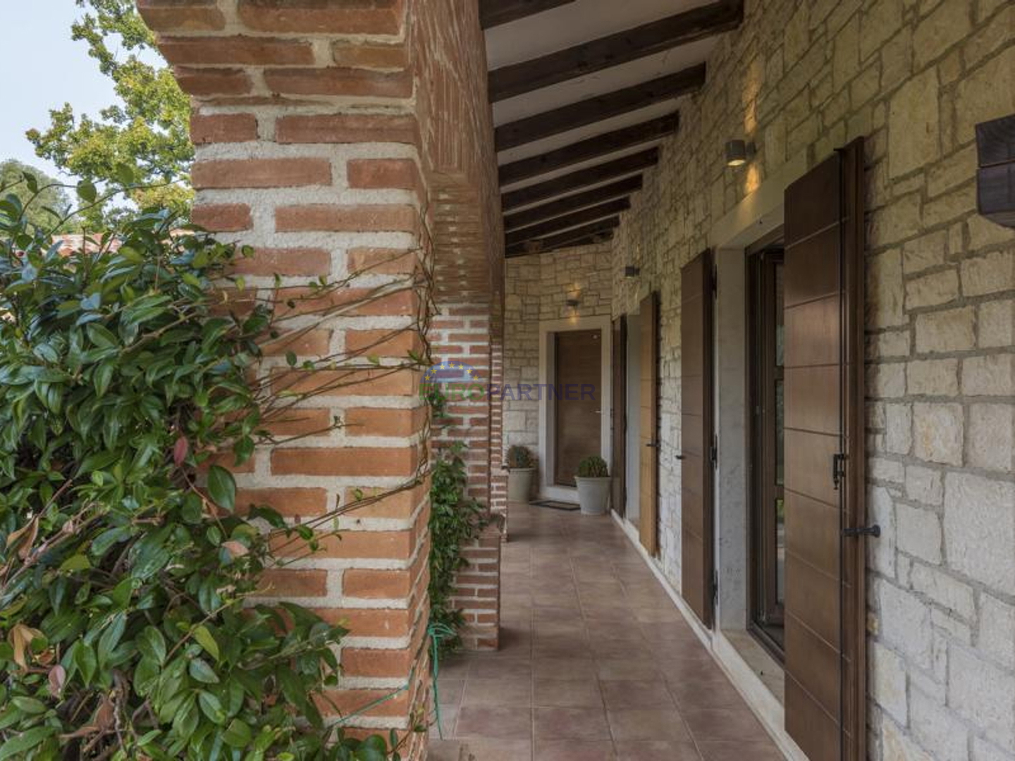 Prekrasna kamena vila sa bazenom i velikim vrtom