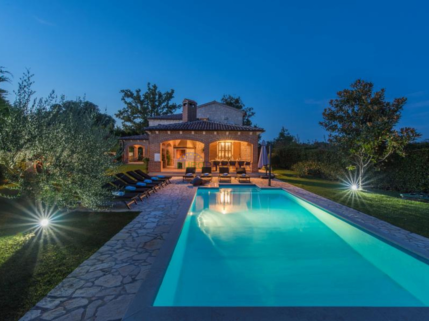 Prekrasna kamena vila sa bazenom i velikim vrtom