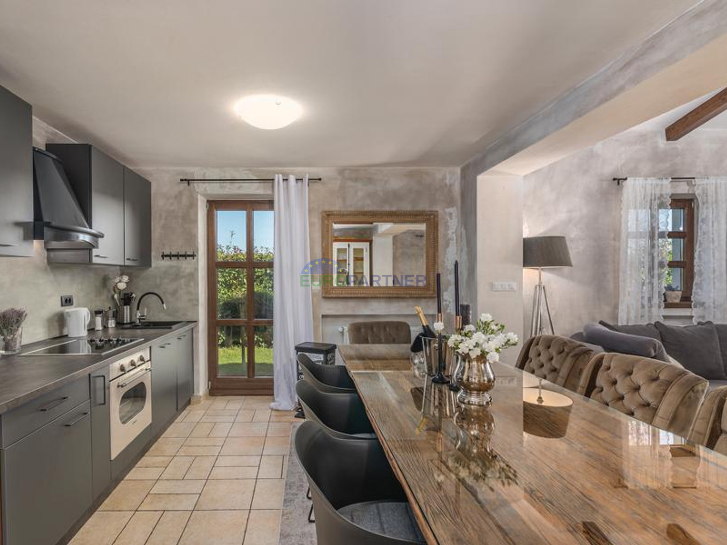 Prekrasna kamena vila sa bazenom i velikim vrtom