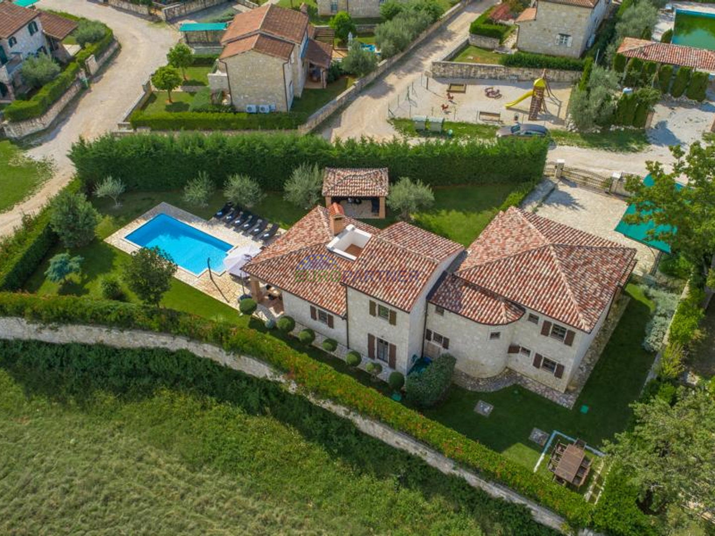 Prekrasna kamena vila sa bazenom i velikim vrtom