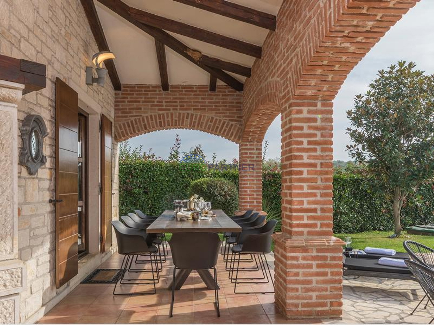 Prekrasna kamena vila sa bazenom i velikim vrtom