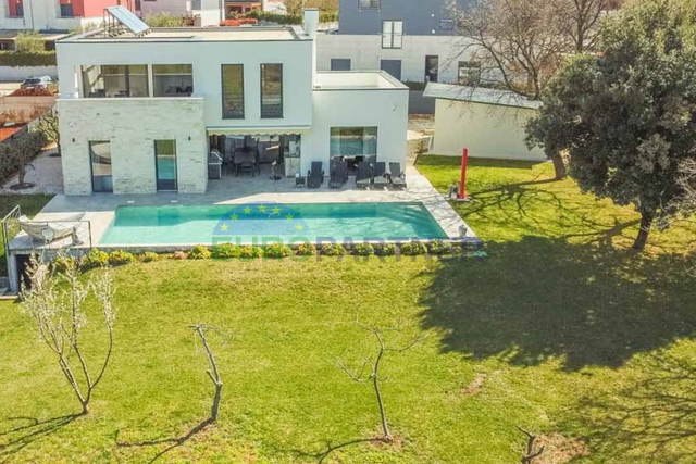 Villa in moderner Architektur und Design mit 4 Schlafzimmern, nur 2 km vom Zentrum von Porec entfernt