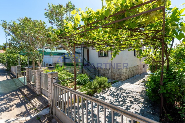 Istra, Poreč, Haus mit zwei Wohnungen in Meeresnähe