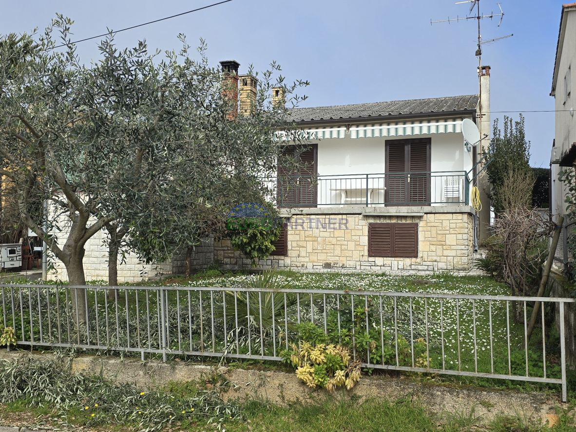 Istra, Poreč, Haus mit zwei Wohnungen in Meeresnähe
