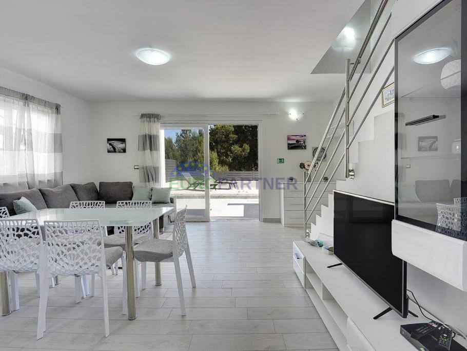 Istra, Ližnjan, moderna villa duplex con piscina