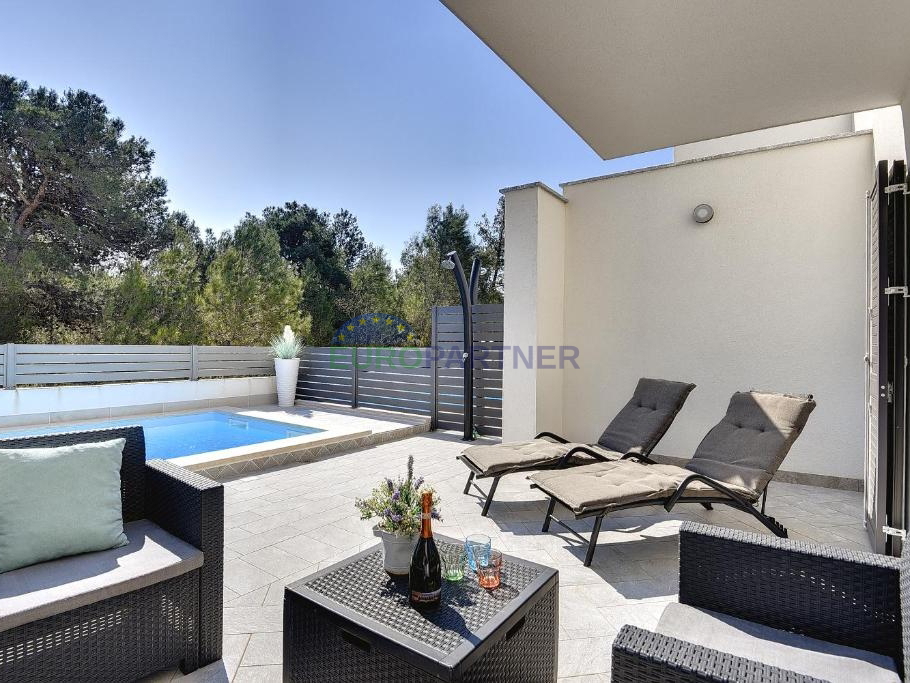 Istra, Ližnjan, moderna villa duplex con piscina