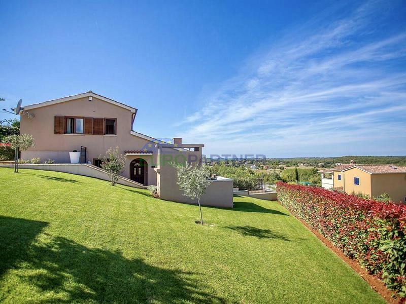 Ku&cacute;a s prekrasnim otvorenim pogledom na prirodu&comma; Pore&ccaron;&comma; 7km od mora