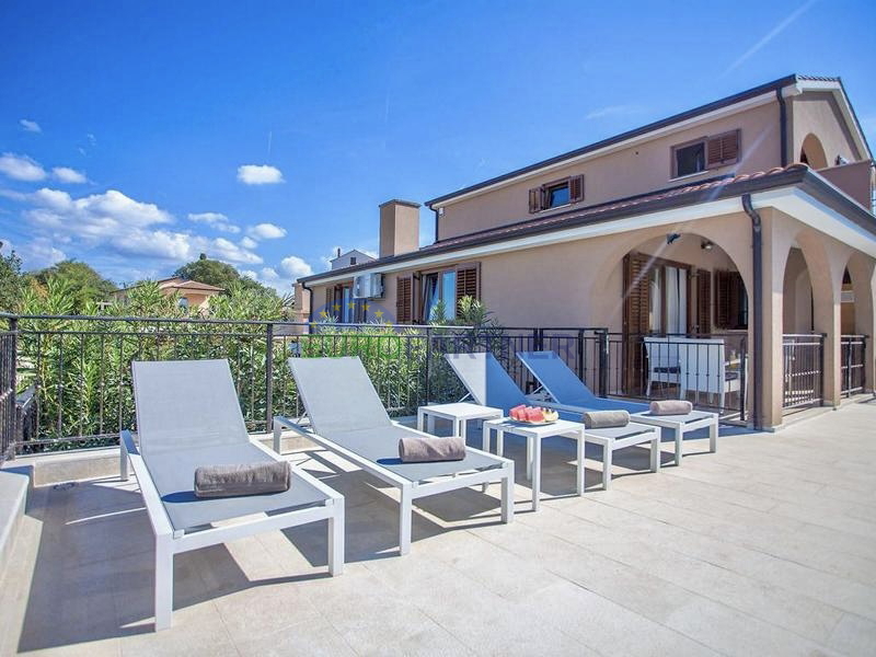 Ku&cacute;a s prekrasnim otvorenim pogledom na prirodu&comma; Pore&ccaron;&comma; 7km od mora