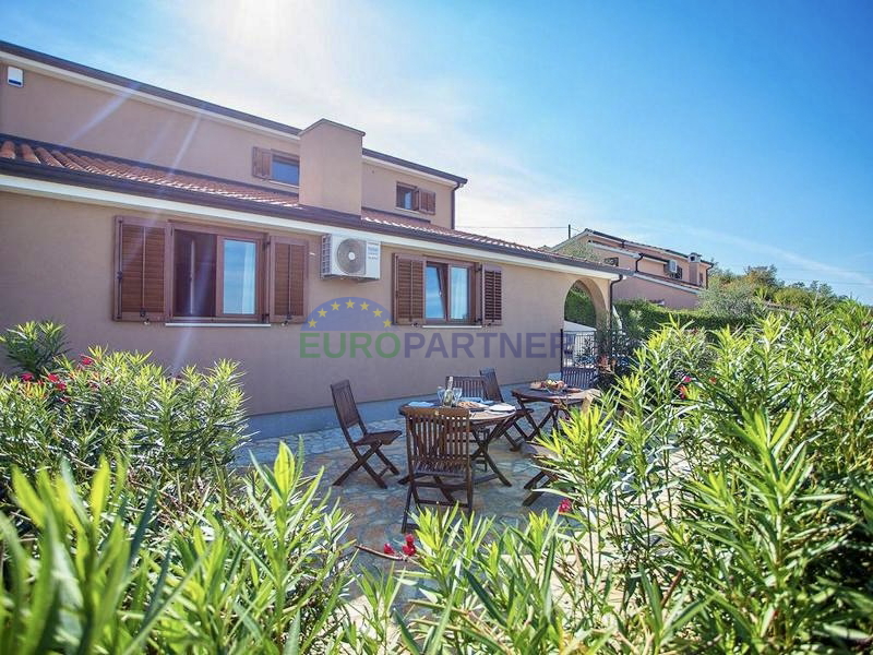 Ku&cacute;a s prekrasnim otvorenim pogledom na prirodu&comma; Pore&ccaron;&comma; 7km od mora