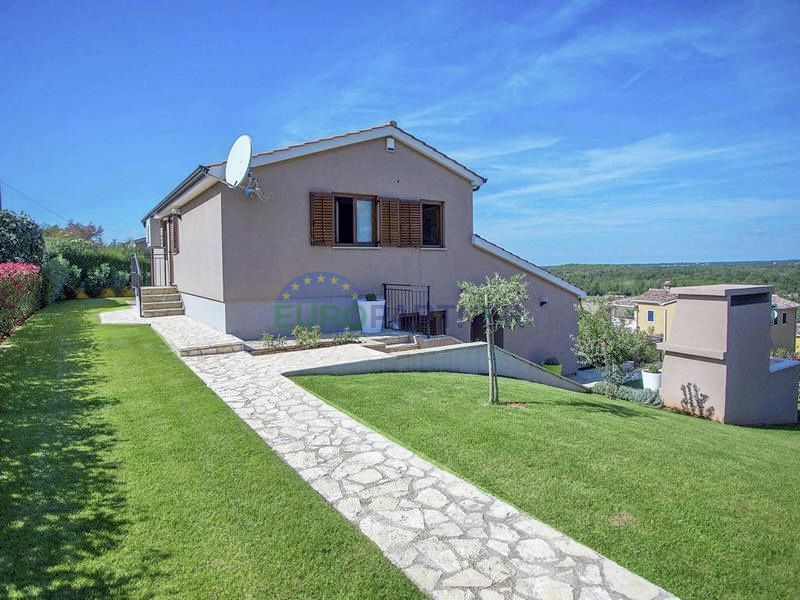 Ku&cacute;a s prekrasnim otvorenim pogledom na prirodu&comma; Pore&ccaron;&comma; 7km od mora