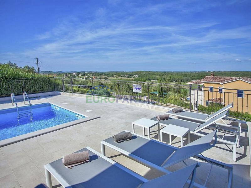 Ku&cacute;a s prekrasnim otvorenim pogledom na prirodu&comma; Pore&ccaron;&comma; 7km od mora